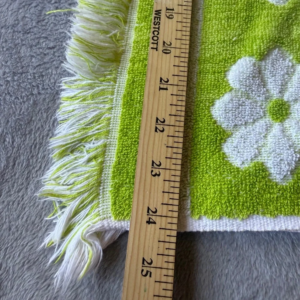 Vtg Martex Lime Green White Daisy Reversible Floral Towel Fringed Cotton USA